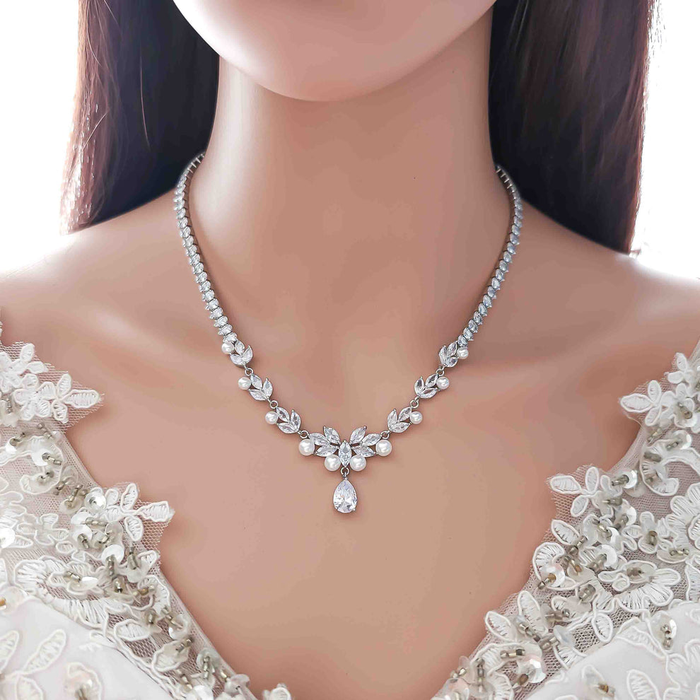 Best Necklace for Deep V-Neck Dresses Best Necklace for Deep V-Neck Dresses